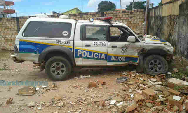 Motorista invade preferencial, atinge viatura da PM e outro veículo