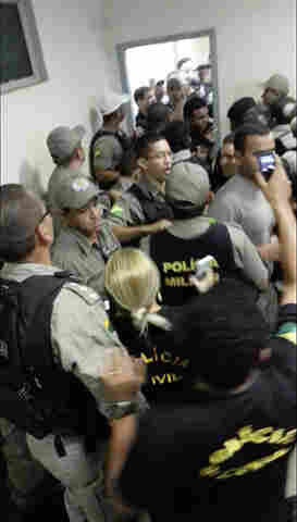 PMs invadem delegacia e libertam sargento preso; Vídeo