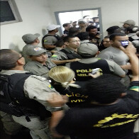 PMs invadem delegacia e libertam sargento preso; Vídeo