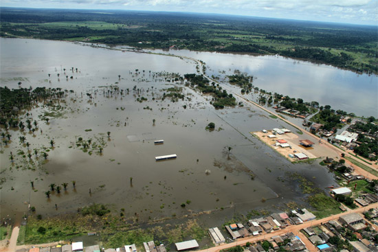 Lâmina de água ameaça tráfego na BR 364