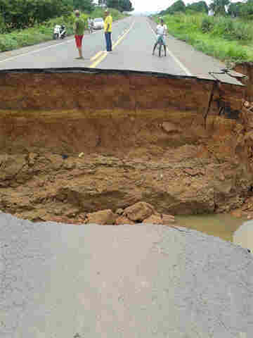 CHUVAS CAUSAM DESTRUIÇÃO EM CACOAL; PREFEITURA DECRETA CALAMIDADE PÚBLICA E BR-364 ESTÁ INTERDITADA