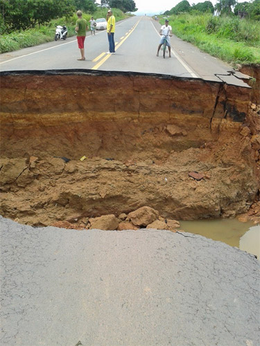 CHUVAS CAUSAM DESTRUIÇÃO EM CACOAL; PREFEITURA DECRETA CALAMIDADE PÚBLICA E BR-364 ESTÁ INTERDITADA