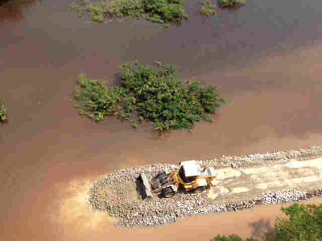 Equipes do Acre trabalham na construção de ponto para balsas atracarem