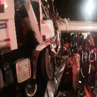 Acidente entre caçamba e micro-ônibus deixa 14 mortos em Manaus