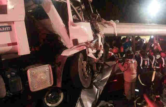 Acidente entre caçamba e micro-ônibus deixa 14 mortos em Manaus