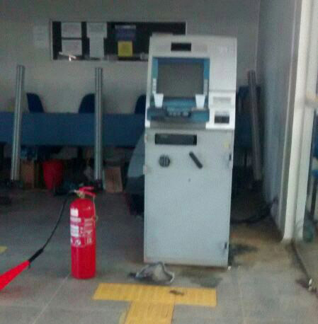 Bando assalta Detran, leva dinheiro de caixa eletrônico do BB, armas e carro