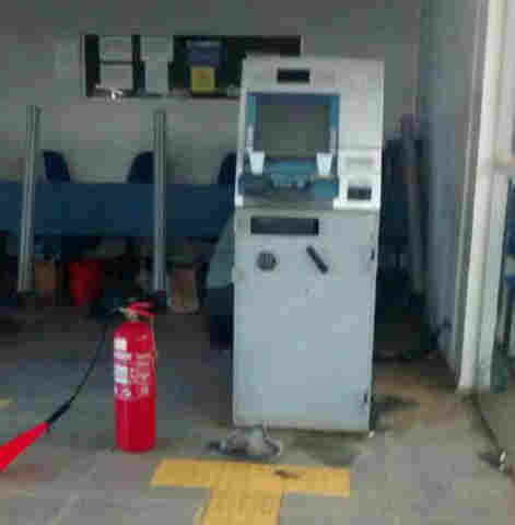 Bando assalta Detran, leva dinheiro de caixa eletrônico do BB, armas e carro