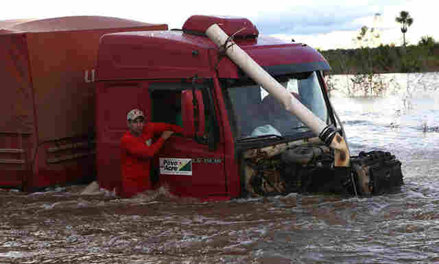 Governo do Acre chama de &#34;operação de guerra&#34;, esforço para atravessar carretas pela BR-364