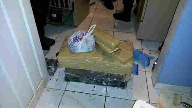 Dois suspeitos presos com motos e 50 quilos de maconha