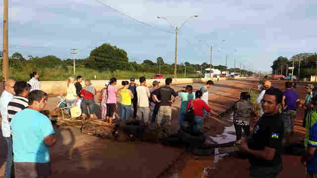 Ameaçados de despejo, moradores interditam BR-364 na saída de Porto Velho