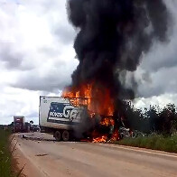 CAMINHÃO DA GAZIN PEGA FOGO APÓS GRAVE ACIDENTE NA BR-364; Vídeo