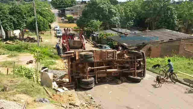 Motorista de caminhão perde controle e veículo tomba na Capital