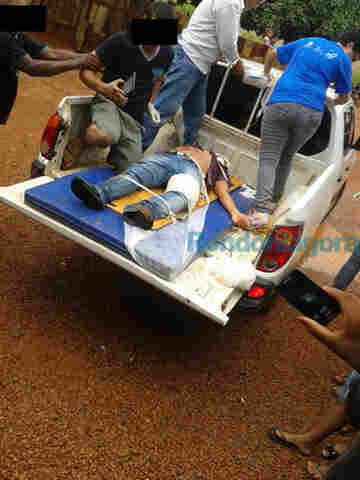 Em União Bandeirantes, paciente é transportado em carroceria de caminhonete porque ambulância está quebrada há 60 dias