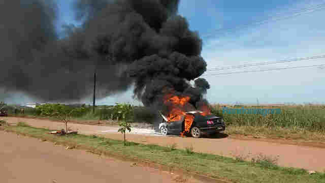 Carro pega fogo na Capital