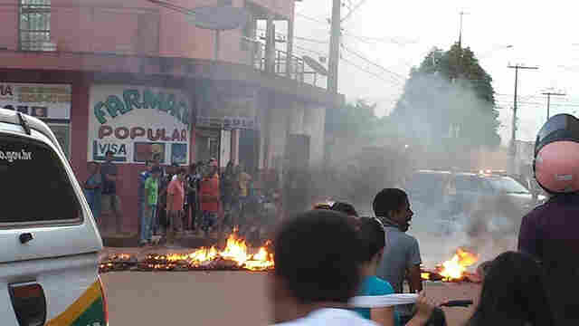 Moradores protestam contra descaso da Prefeitura