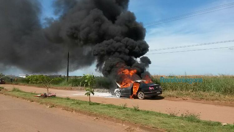 Carro pega fogo na Capital