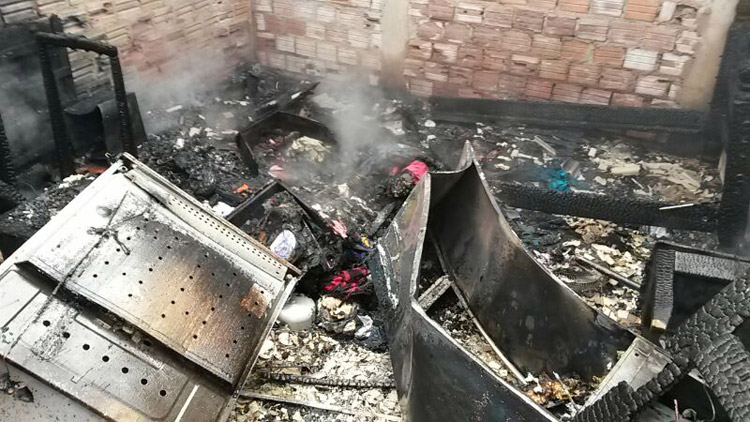 Inc&ecirc;ndio destr&oacute;i casa na Zona Sul