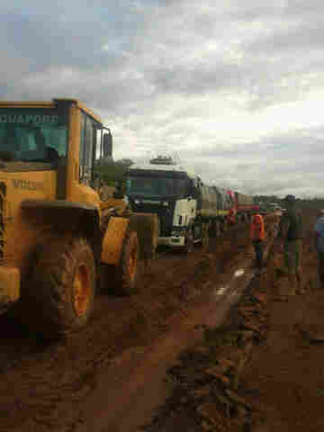 Caminhões enfrentam atoleiros na 364 em direção ao Acre; tráfego volta a ser restrito