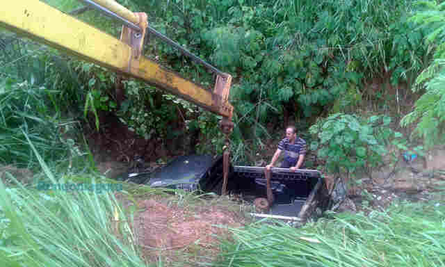 Motorista perde controle e carro, carregado com verduras, cai em ribanceira; Populares levam produtos