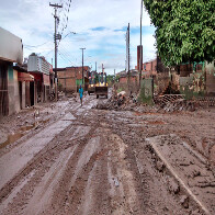 Ruas mais atingidas pela enchente recebem serviço de limpeza da prefeitura