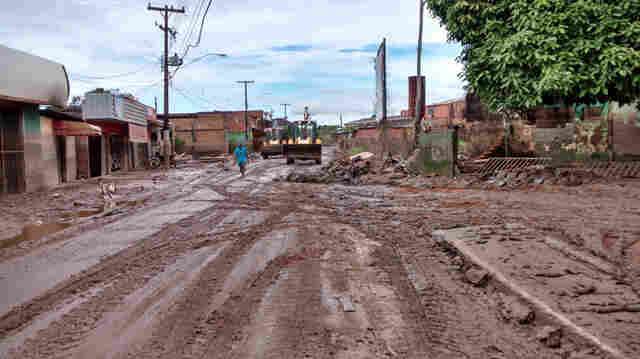 Ruas mais atingidas pela enchente recebem serviço de limpeza da prefeitura