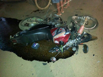 Motociclista morre ao colidir moto em camionete