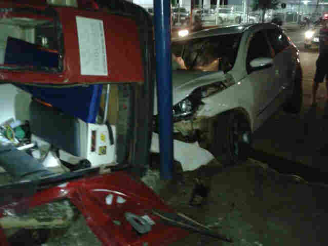 Ambulância tomba após colisão