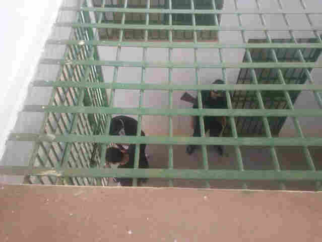 Agentes tem dificuldades para controlar princípio de motim em nova penitenciária