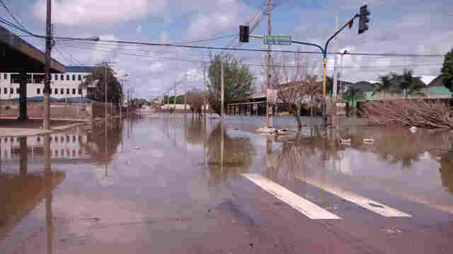 Ruas próximas ao Rio Madeira seguem alagadas