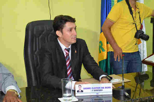 Chama colegas de cachorros e é cassado