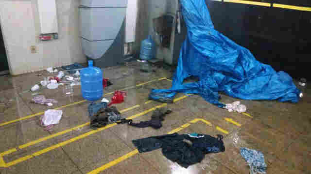 Bando invade prédio federal, leva dinheiro e armas