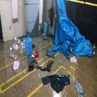 Bando invade prédio federal, leva dinheiro e armas