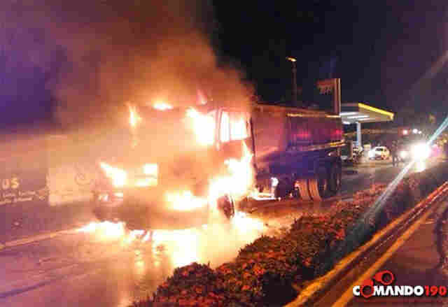 Jovem perde a vida após bater em caminhão e poste