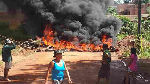Vídeo: Moradores protestam por energia, queimam pneus e fecham avenida