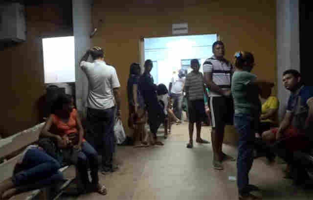 Pacientes esperam horas para serem atendidos; Funcionário diz que isso é normal na Ana Adelaide