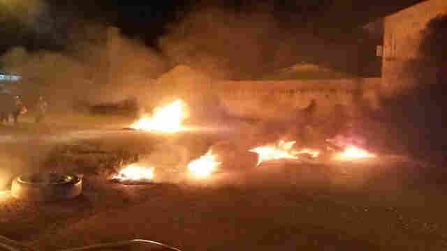 Moradores da Zona Sul fecham rua em protesto por abandono