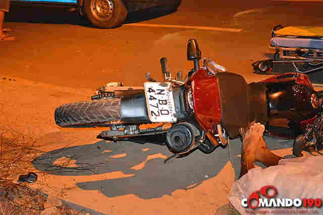 Motociclista morre após bater na traseira de carreta parada