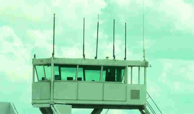 Voos em perigo: torre de controle improvisada em guindaste na Capital