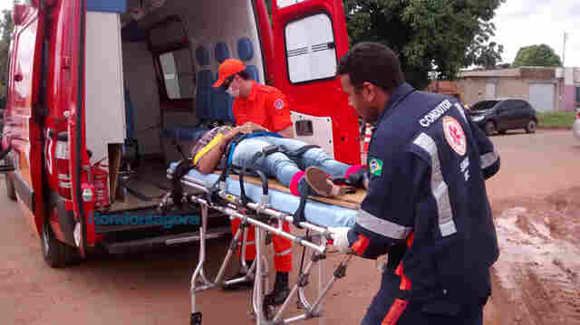 PRESA ÀS FERRAGENS, MULHER É AGREDIDA POR MOTOTAXISTAS APÓS ACIDENTE