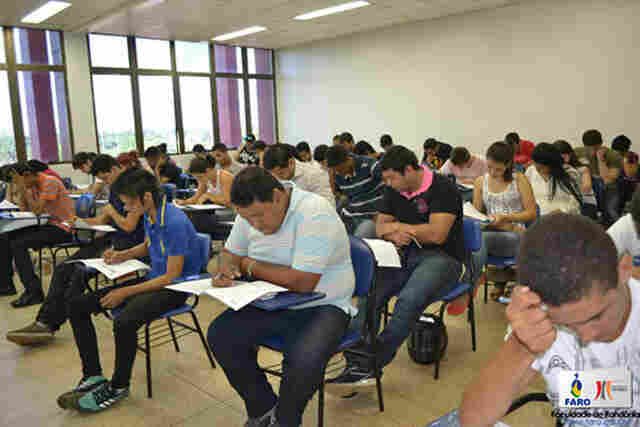 Centenas de estudantes realizam o VestFARO 2014.2