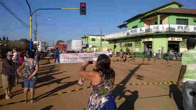 Moradores bloqueiam via e motorista quase provoca tragédia