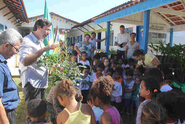 Deputado Jaques Testoni incentiva plantio de árvores em escola pública