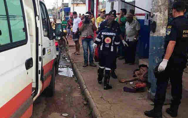 Homem agoniza na calçada após ser esfaqueado na Capital