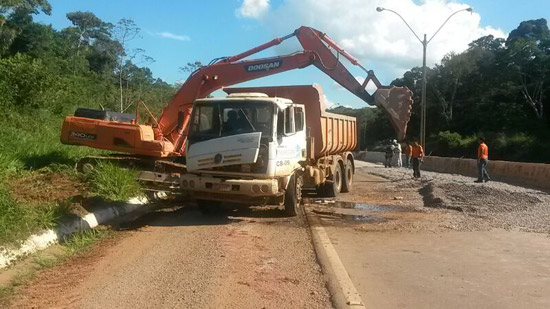 Caçamba tomba com pedra brita na BR-364