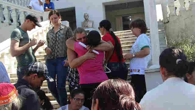 Familiares de bebê desaparecido na Capital protestam em frente ao Palácio do Governo
