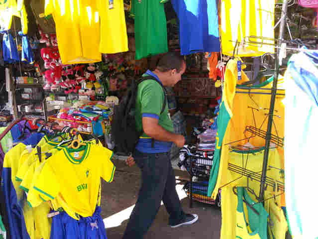 Na véspera da estreia da Seleção, comércio espera por torcedores