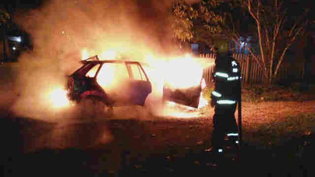 POPULAÇÃO INCENDEIA VEÍCULO ENVOLVIDO EM ACIDENTE QUE ATINGIU DUAS MULHERES; Vídeo