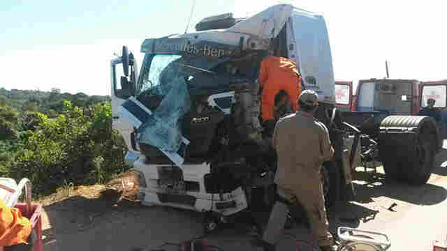 Choque entre caminhões deixa motorista gravemente ferido; vídeo mostra resgate