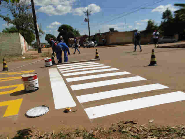 Moradores arregaçam as mangas e fazem o que prefeito não faz