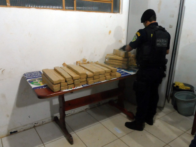PM aprende mais de 50 kg de droga na BR-364